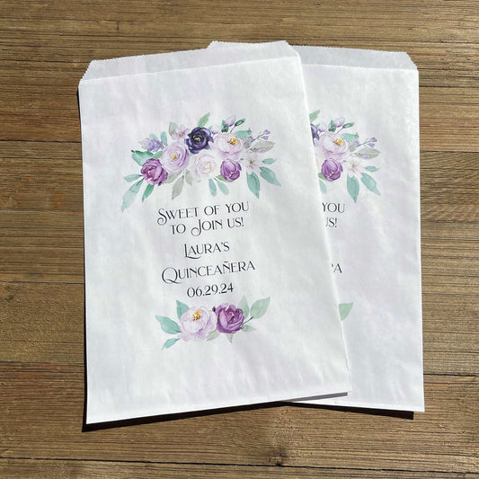 Purple Personalized Quinceanera Favor Bags, perfect for cookies, sweet treats or candy buffet bags. Bags are white with purple flowers printed for an elegant touch. Personalized for the guest of honor.