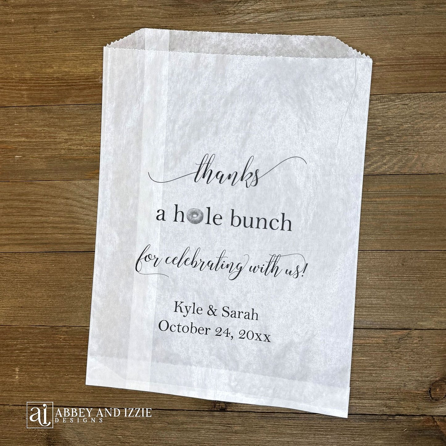 Celebrate autumn love with charming apple cider donut favor bags, perfect for fall weddings and bridal showers. Each bag captures the cozy essence of the season, delighting guests with a warm, seasonal treat they'll remember. Ideal for outdoor ceremonies, rustic venues, or intimate gatherings. Customize with names, date and a thank you message to add a heartfelt touch. These favors work beautifully as thank-you gifts, dessert table accents, or take-home keepsakes.