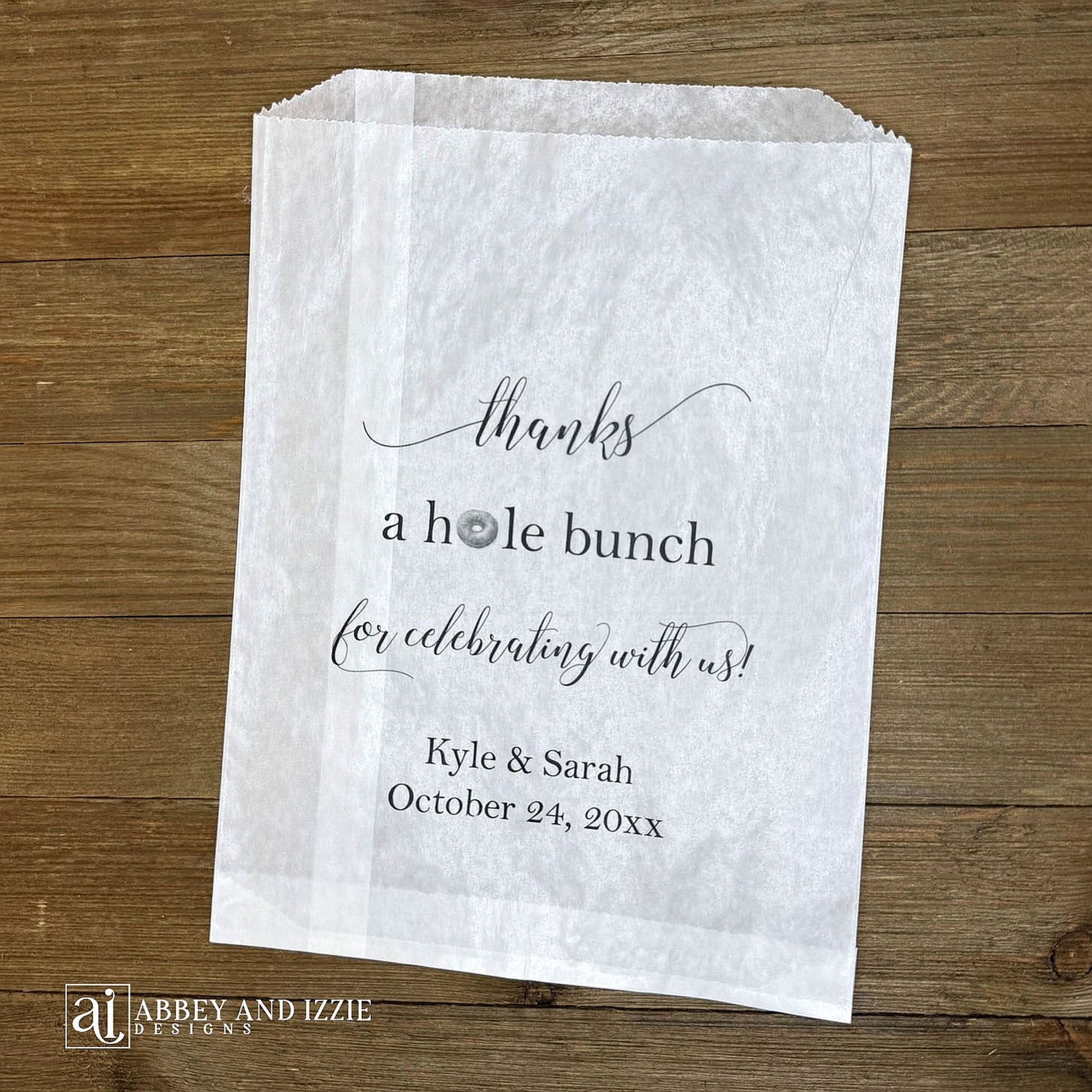Celebrate autumn love with charming apple cider donut favor bags, perfect for fall weddings and bridal showers. Each bag captures the cozy essence of the season, delighting guests with a warm, seasonal treat they'll remember. Ideal for outdoor ceremonies, rustic venues, or intimate gatherings. Customize with names, date and a thank you message to add a heartfelt touch. These favors work beautifully as thank-you gifts, dessert table accents, or take-home keepsakes.