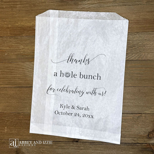 Celebrate autumn love with charming apple cider donut favor bags, perfect for fall weddings and bridal showers. Each bag captures the cozy essence of the season, delighting guests with a warm, seasonal treat they'll remember. Ideal for outdoor ceremonies, rustic venues, or intimate gatherings. Customize with names, date and a thank you message to add a heartfelt touch. These favors work beautifully as thank-you gifts, dessert table accents, or take-home keepsakes.
